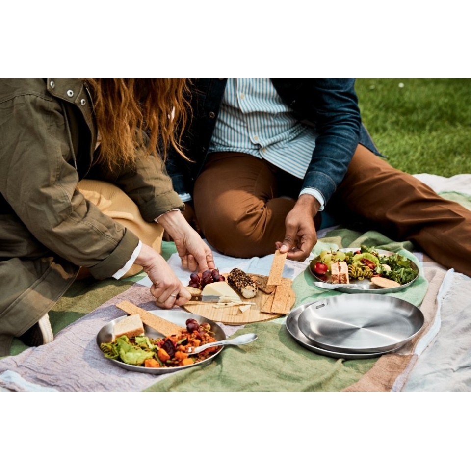 black-blum-stainless-steel-plate-set-bamboo-board-feature-picnic-2.jpg
