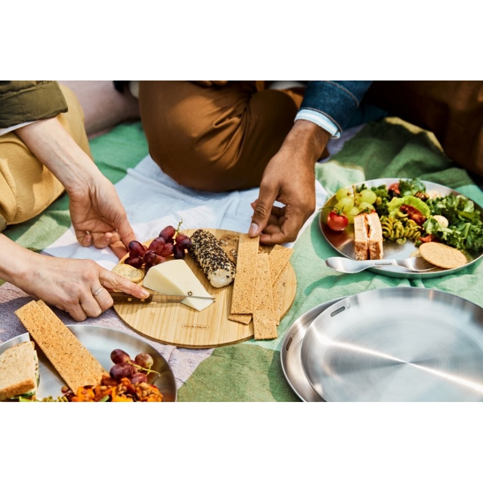 black-blum-stainless-steel-plate-set-bamboo-board-feature-picnic.jpg