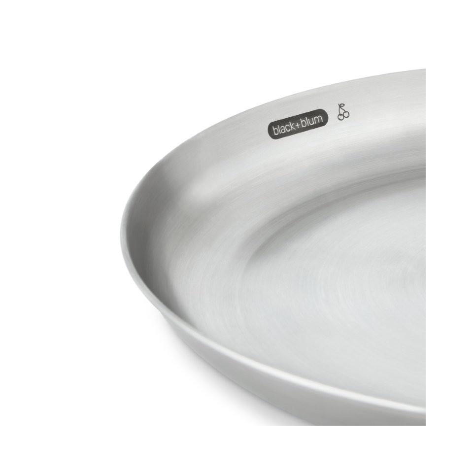 black-blum-stainless-steel-plate-set-plate-close-up.jpg