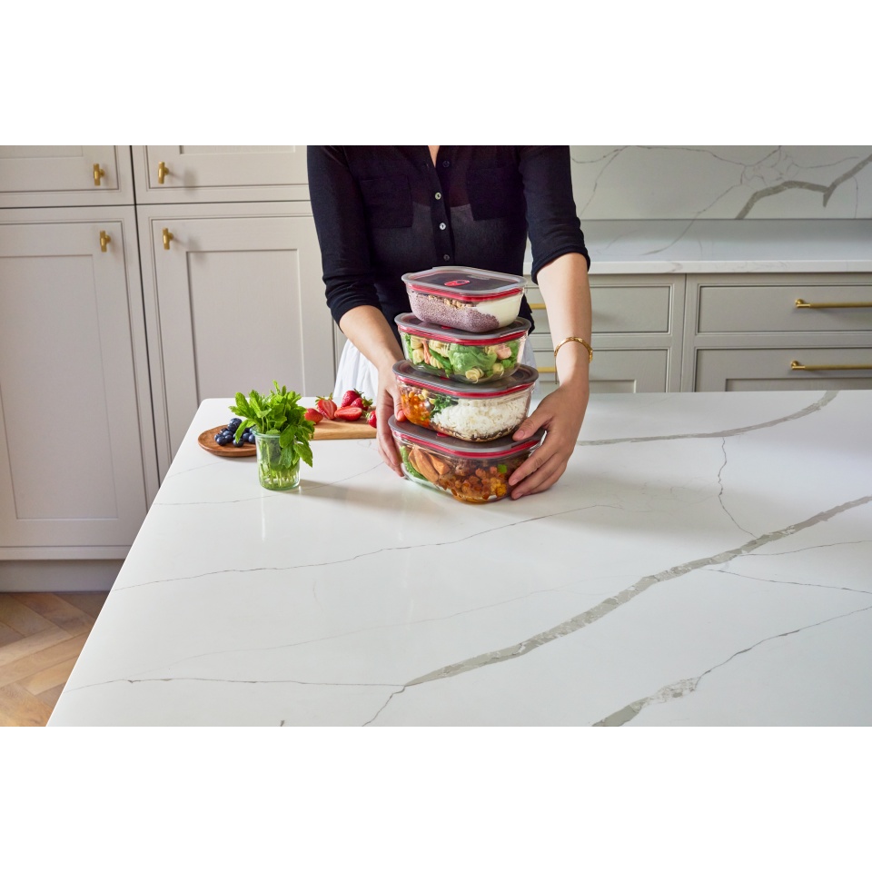 black-blum-glass-multi-function-range-different-food-person-closed-2.jpg
