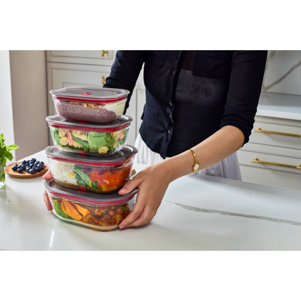 black-blum-glass-multi-function-range-different-food-person-closed-3.jpg
