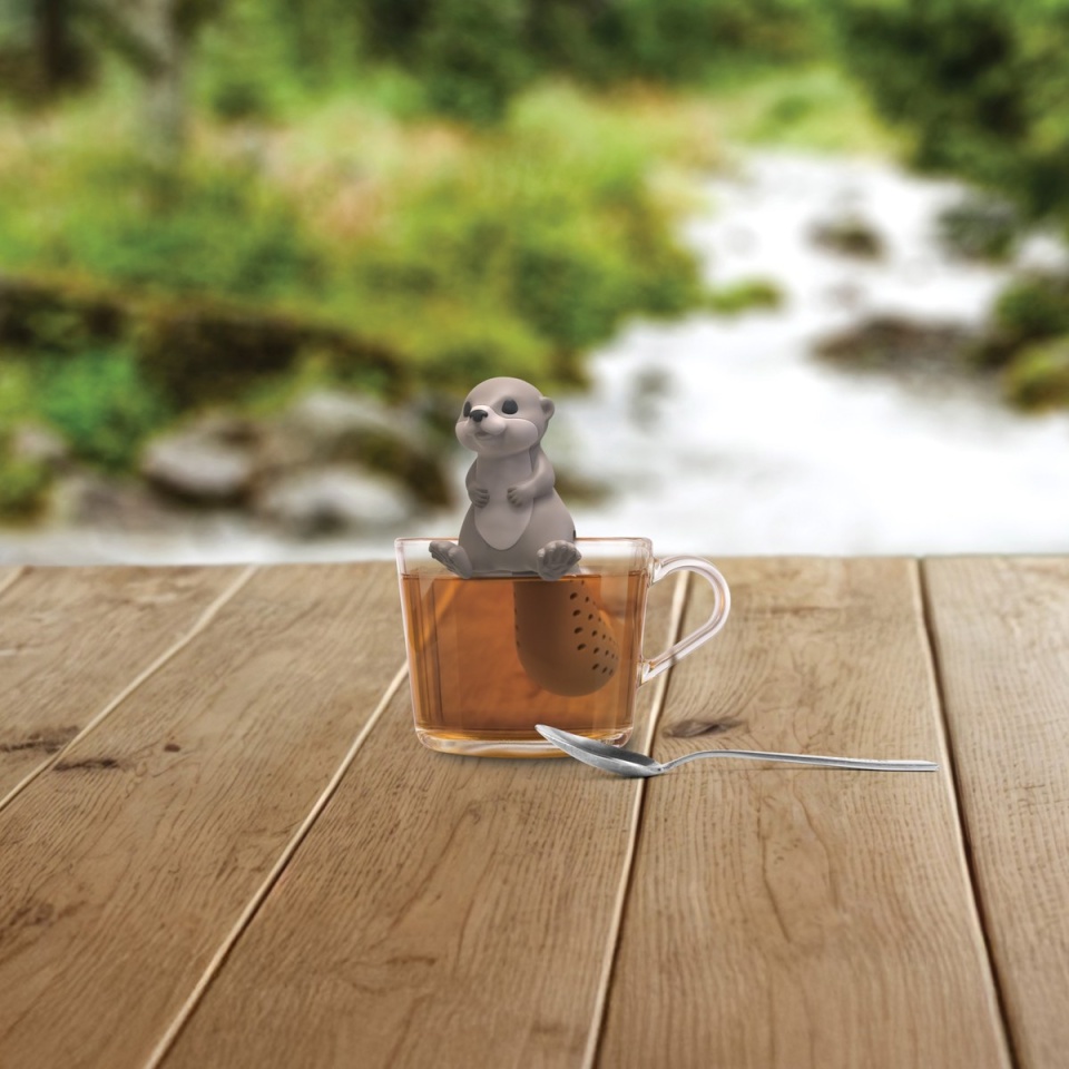 Winkee teesõel saarmas Otter